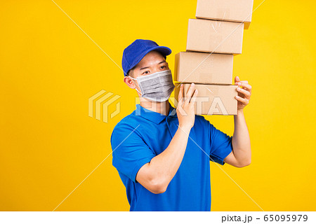 delivery worker man wearing face mask protective 65095979