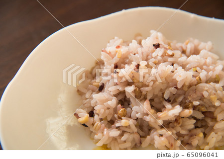 お皿に盛られた雑穀米 65096041