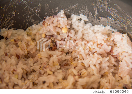 炊飯器に入った雑穀米 65096046