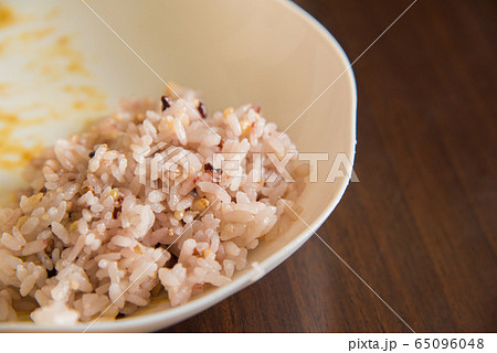 お皿に盛られた雑穀米 65096048