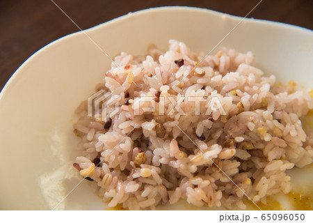 お皿に盛られた雑穀米 65096050