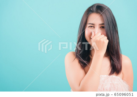 woman standing smile her very bad smell use hand woman standing smile her very bad smell use hand 65096051