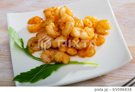 Grilled shrimps with arugula Grilled shrimps with arugula 65096838