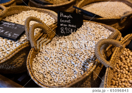Baskets of chickpeas and beans 65096843