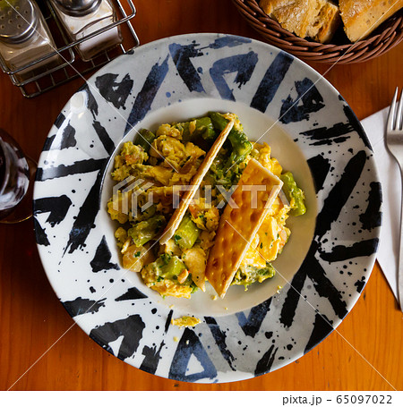 Scrambled eggs with prawns and asparagus 65097022