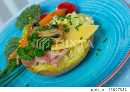 Potato baked with bacon, mushrooms Potato baked with bacon, mushrooms 65097381