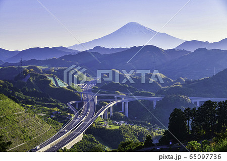(静岡県)新東名高速道路新清水JCTと富士山 夜明け (静岡県)新東名高速道路新清水JCTと富士山 夜明け 65097736