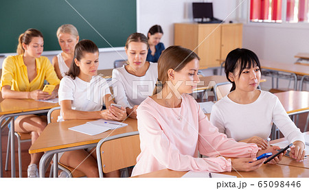 Students working in pairs using phones 65098446