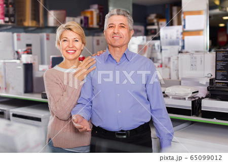 Husband and the wife are satisfied with wide range of household appliances 65099012