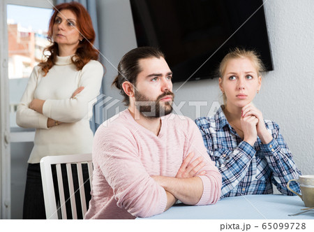 Bad domestic quarrel between family members at home 65099728