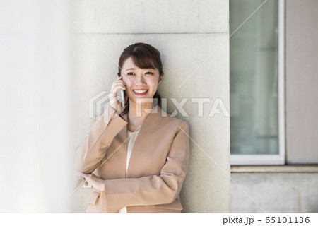 スマホで電話する若い女性 65101136