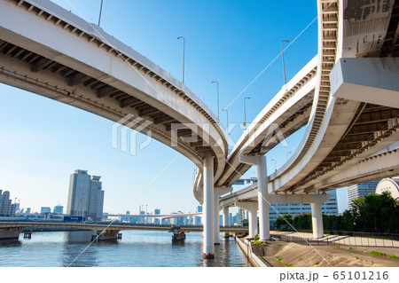 都市の風景 首都高速道路11号線カーブの橋脚と橋桁の写真素材 