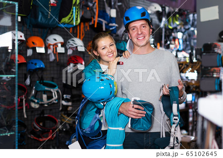 Athletes chooses climbing equipment 65102645