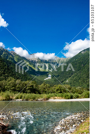 上高地の風景　日本百名山穂高連峰と清流梓川 65103107