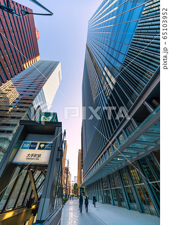 日本の東京都市景観  大手町駅や大手町ワンなどを望む 65103952