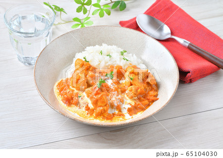 家庭でできる「バターチキンカレー(トマトとヨーグルトと鶏胸肉、玉ネギ、カレー粉、すり下ろし生姜) 家庭でできる「バターチキンカレー(トマトとヨーグルトと鶏胸肉、玉ネギ、カレー粉、すり下ろし生姜) 65104030