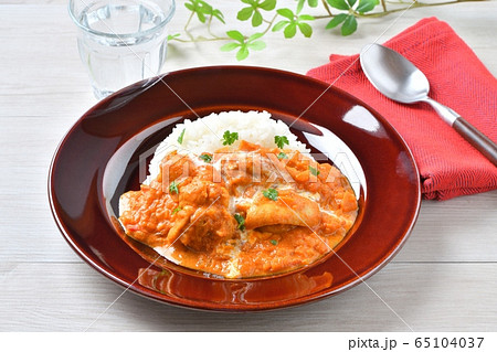 家庭でできる「バターチキンカレー(トマトとヨーグルトと鶏胸肉、玉ネギ、カレー粉、すり下ろし生姜) 家庭でできる「バターチキンカレー(トマトとヨーグルトと鶏胸肉、玉ネギ、カレー粉、すり下ろし生姜) 65104037
