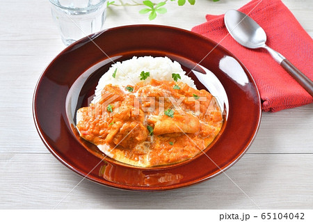 家庭でできる バターチキンカレー トマトとヨーグルトと鶏胸肉 玉ネギ カレー粉 すり下ろし生姜 の写真素材 65104042 Pixta