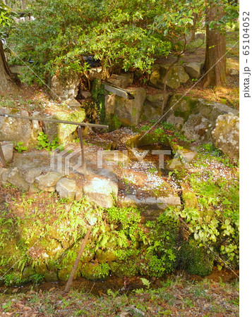 「いそべの石清水」/水分かれ公園（みわかれこうえん）、いそべ神社入り口付近にある湧き水 65104052