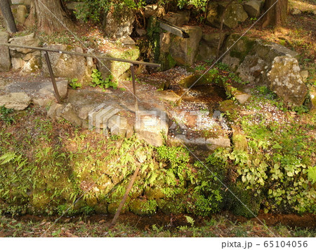 「いそべの石清水」/水分かれ公園(みわかれこうえん)、いそべ神社入り口付近にある湧き水 「いそべの石清水」/水分かれ公園(みわかれこうえん)、いそべ神社入り口付近にある湧き水 65104056