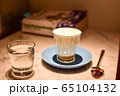 カウンター席でカプチーノ 65104132