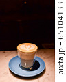 カフェラテとラテアート 65104133
