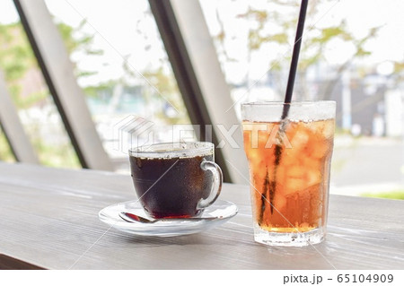 アイスコーヒーとアイスティー 65104909