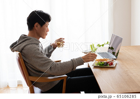 オンライン飲み会 65106285
