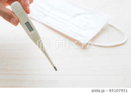 体温計とマスク 65107931