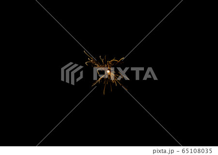 【夏イメージ】儚くも美しく散る線香花火 65108035