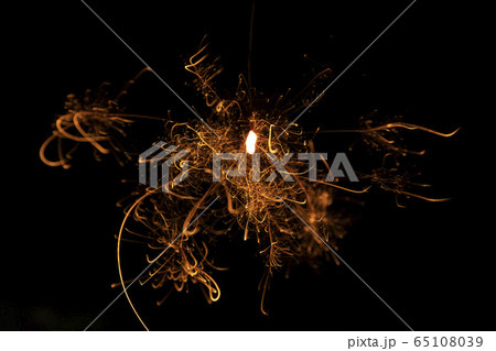 【夏イメージ】儚くも美しく散る線香花火 【夏イメージ】儚くも美しく散る線香花火 65108039