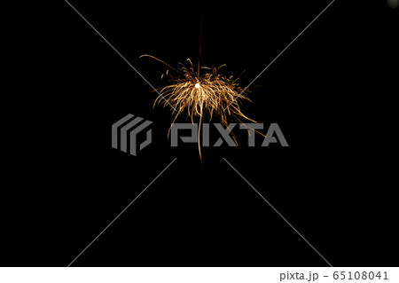 【夏イメージ】儚くも美しく散る線香花火 65108041