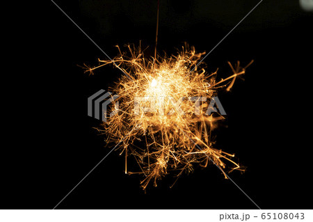 【夏イメージ】儚くも美しく散る線香花火 65108043