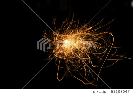 【夏イメージ】儚くも美しく散る線香花火 65108047