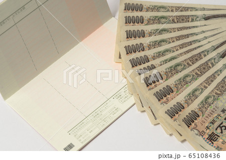預金通帳と10万円 特別定額給付金支給イメージ 預金通帳と10万円 特別定額給付金支給イメージ 65108436
