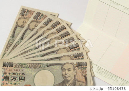 預金通帳と10万円 特別定額給付金支給イメージ 預金通帳と10万円 特別定額給付金支給イメージ 65108438