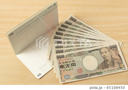 預金通帳と10万円 特別定額給付金支給イメージ 預金通帳と10万円 特別定額給付金支給イメージ 65108450