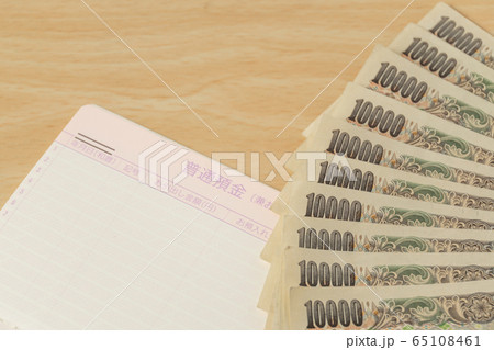 預金通帳と10万円 特別定額給付金支給イメージ 預金通帳と10万円 特別定額給付金支給イメージ 65108461