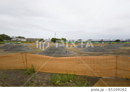 災害後の河川敷補修工事現場 災害後の河川敷補修工事現場 65109162