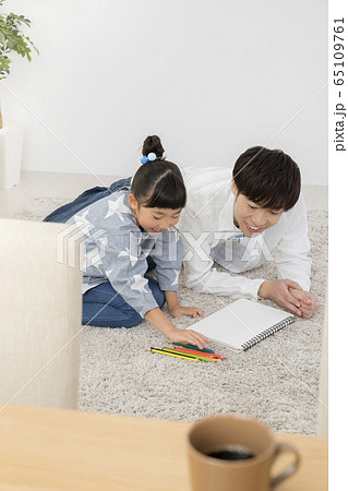お父さんとお絵描きをはじめる小学生女の子 65109761