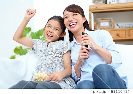 親子でテレビを見て盛りあがっているイメージ 65110414