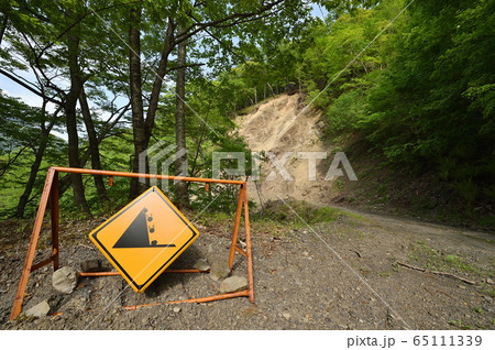 落石注意（北海道の林道にて） 65111339