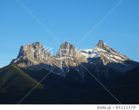 Three Sisters　カナダ　アルバータ　キャンモア　スリーシスターズ 65111370