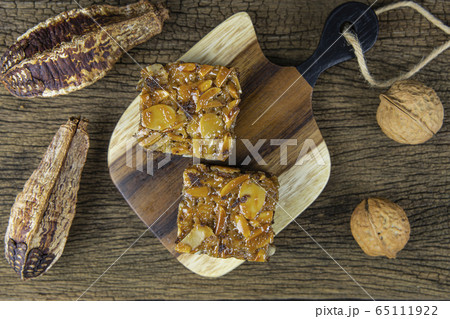 Flat lay toffee cake squares on wooden tray and on Flat lay toffee cake squares on wooden tray and on 65111922