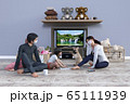 外出自粛のため家族で家の中で父親と母親と子供と飼い犬と過ごしている 65111939