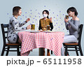 ウイルスが蔓延する中で一人だけマスクをした3人の女性がビールを飲みながら食事をし会話をしている 65111958