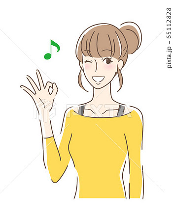 笑顔でOKサインを出す女性 65112828