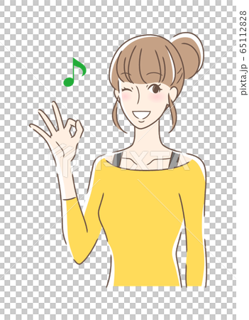 笑顔でOKサインを出す女性 65112828