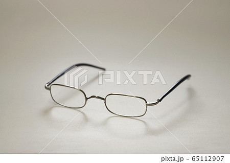 シックなメガネ 65112907