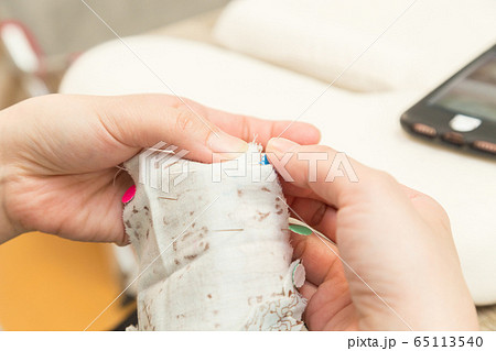 マスクを作る女性 マスクを作る女性 65113540